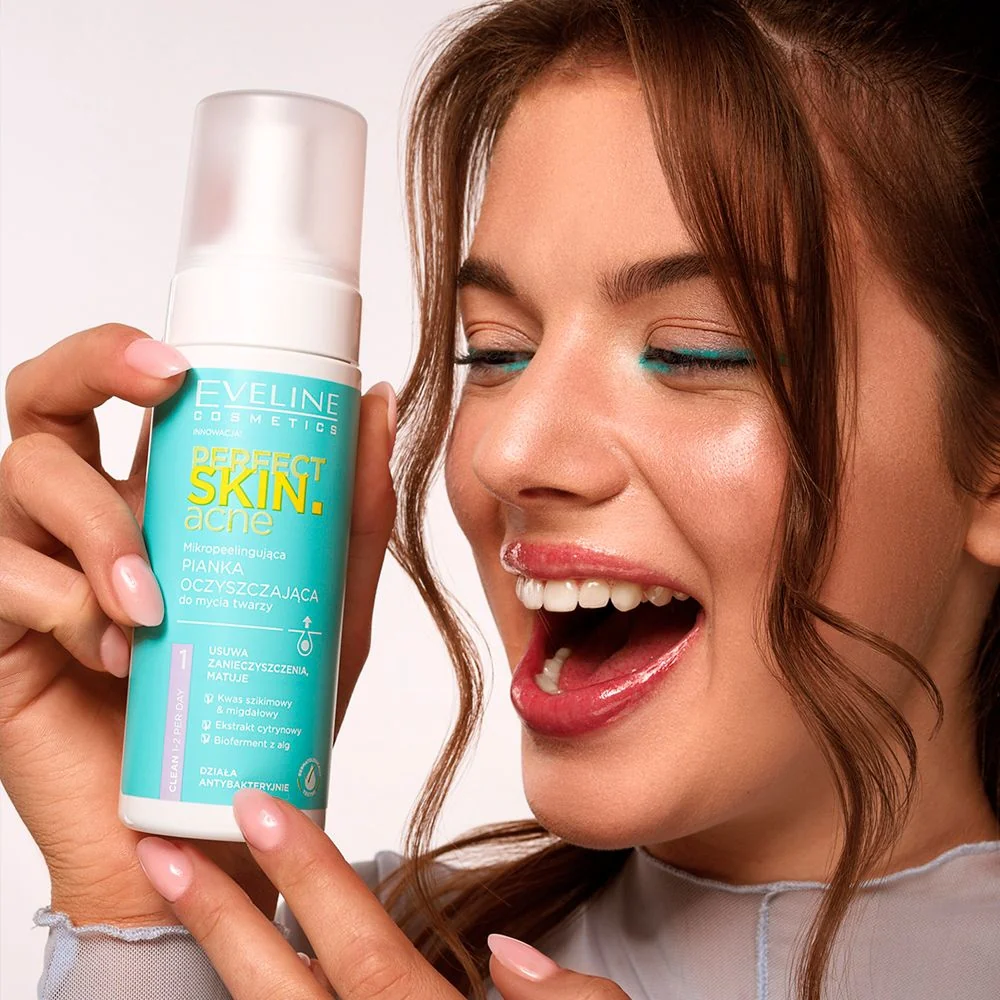 Cleansing foam with a pore-cleansing brush - Image 2
