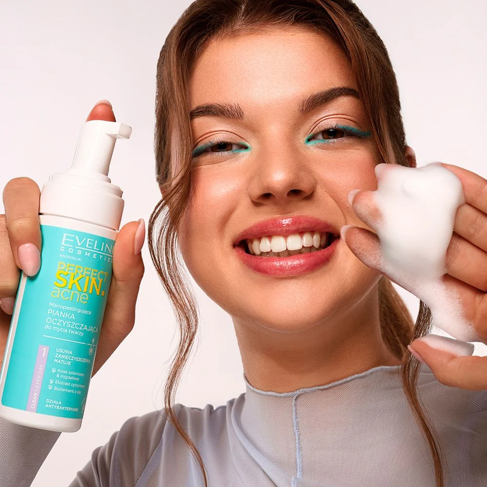 Cleansing foam with a pore-cleansing brush - Image 3